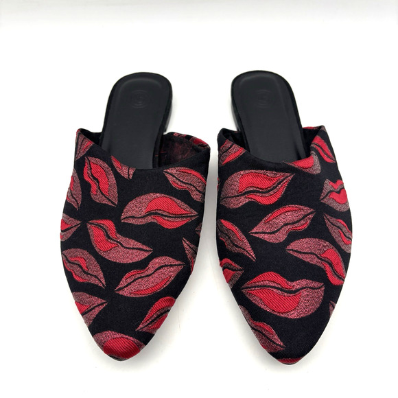 NEW Urban Outfitters Metallic Kiss Lip Print Embroidered Open Back Flats Size 6M - Picture 2 of 16